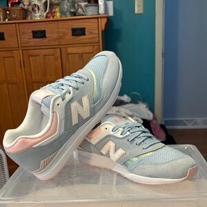 NWOT-New Balance 697 ‘Stardust’ Women’s Sneaker in Light Blue and Pink